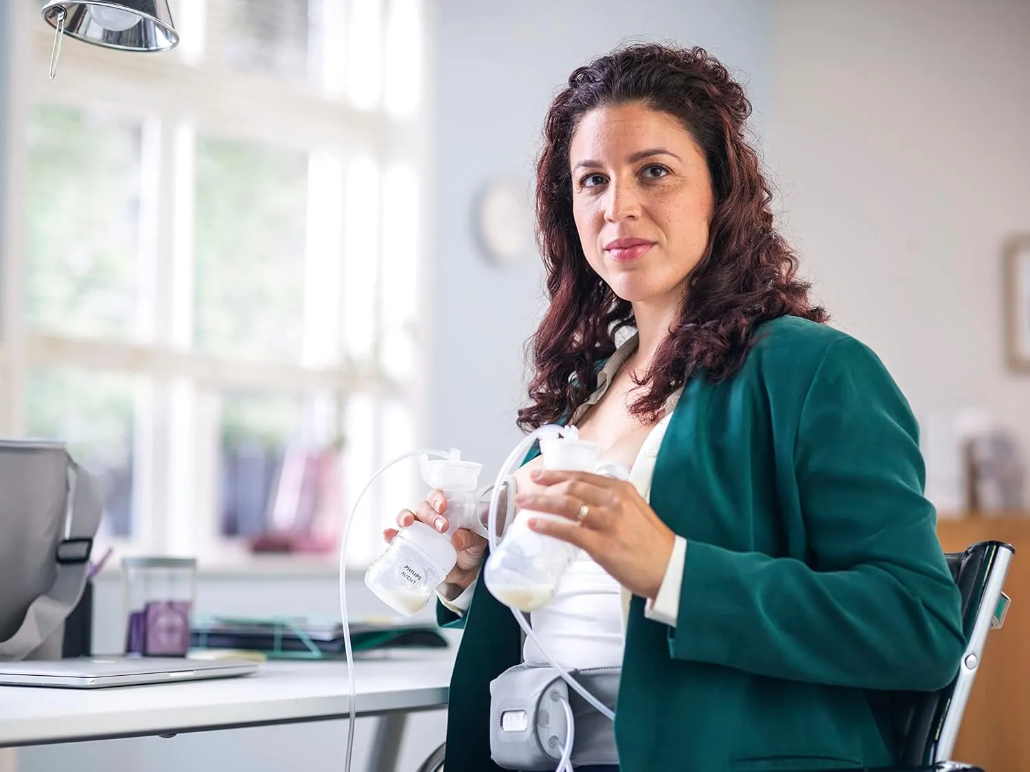 Philips AVENT Double Electric Breast Pump Advanced, with Natural Motion Technology, with Clear Natural Response Baby Bottles, White Pump, Gray Bag, Pouch, and Belt, SCF394/62